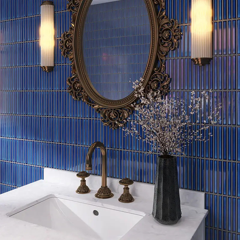 Nordiskā plāna joslu mozaikas flīzes vannas istabas un virtuves sienām; ūdensnecaurlaidīga; ūdens uzsūkšanās 0,3%; gaiša virsma; spēcīga termiskā šoka izturība; spēcīga korozijas izturība