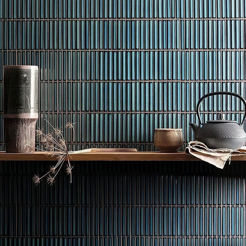 Nordiskā plāna joslu mozaikas flīzes vannas istabas un virtuves sienām; ūdensnecaurlaidīga; ūdens uzsūkšanās 0,3%; gaiša virsma; spēcīga termiskā šoka izturība; spēcīga korozijas izturība