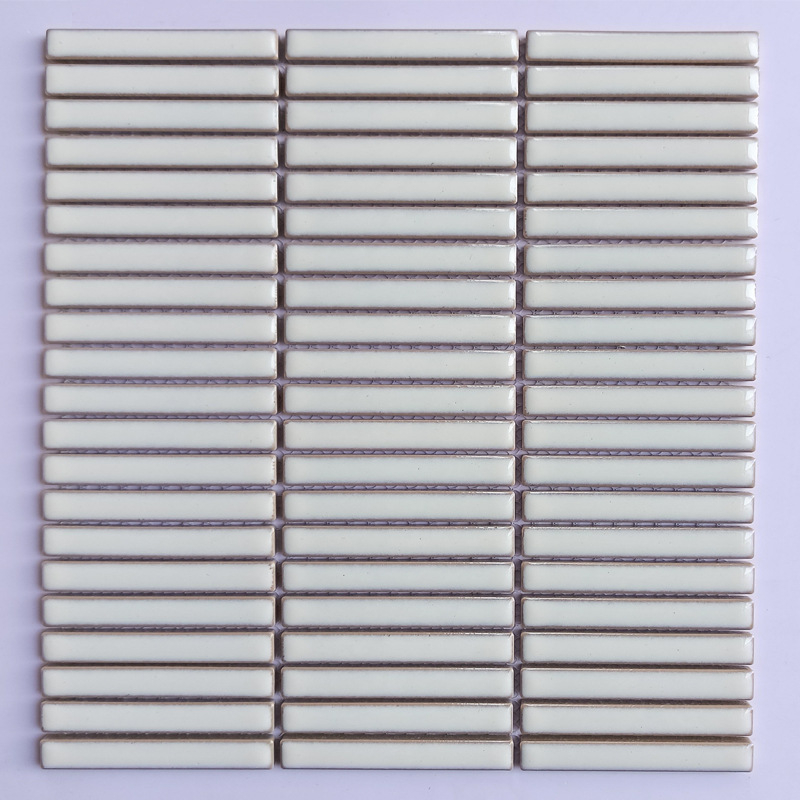 Nordiskā plāna joslu mozaikas flīzes vannas istabas un virtuves sienām; ūdensnecaurlaidīga; ūdens uzsūkšanās 0,3%; gaiša virsma; spēcīga termiskā šoka izturība; spēcīga korozijas izturība