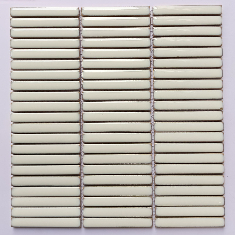 Nordiskā plāna joslu mozaikas flīzes vannas istabas un virtuves sienām; ūdensnecaurlaidīga; ūdens uzsūkšanās 0,3%; gaiša virsma; spēcīga termiskā šoka izturība; spēcīga korozijas izturība