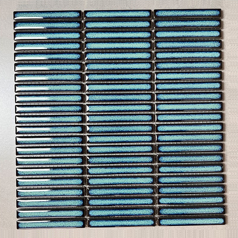 Nordiskā plāna joslu mozaikas flīzes vannas istabas un virtuves sienām; ūdensnecaurlaidīga; ūdens uzsūkšanās 0,3%; gaiša virsma; spēcīga termiskā šoka izturība; spēcīga korozijas izturība