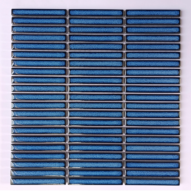 Nordiskā plāna joslu mozaikas flīzes vannas istabas un virtuves sienām; ūdensnecaurlaidīga; ūdens uzsūkšanās 0,3%; gaiša virsma; spēcīga termiskā šoka izturība; spēcīga korozijas izturība