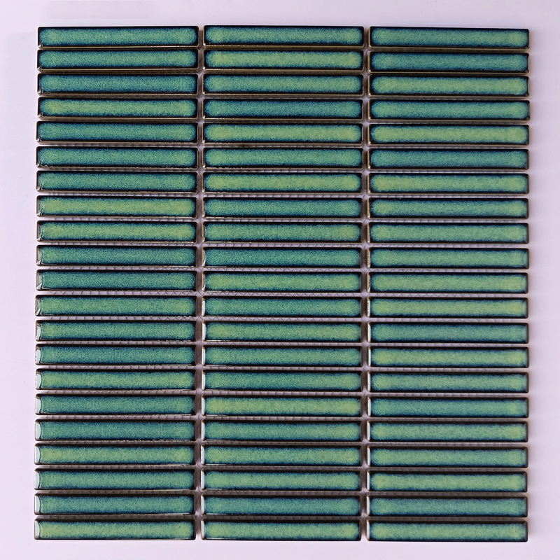 Nordiskā plāna joslu mozaikas flīzes vannas istabas un virtuves sienām; ūdensnecaurlaidīga; ūdens uzsūkšanās 0,3%; gaiša virsma; spēcīga termiskā šoka izturība; spēcīga korozijas izturība