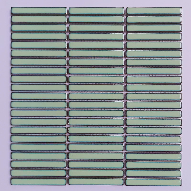 Nordiskā plāna joslu mozaikas flīzes vannas istabas un virtuves sienām; ūdensnecaurlaidīga; ūdens uzsūkšanās 0,3%; gaiša virsma; spēcīga termiskā šoka izturība; spēcīga korozijas izturība