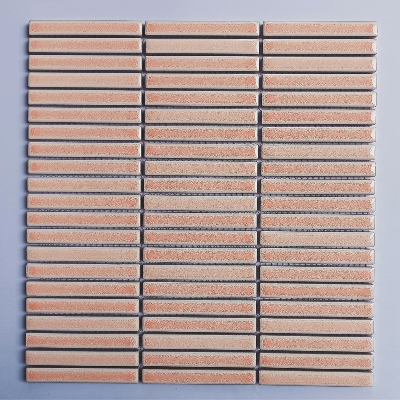 Nordiskā plāna joslu mozaikas flīzes vannas istabas un virtuves sienām; ūdensnecaurlaidīga; ūdens uzsūkšanās 0,3%; gaiša virsma; spēcīga termiskā šoka izturība; spēcīga korozijas izturība