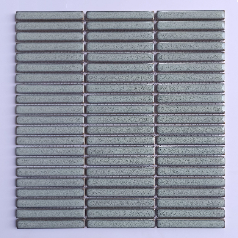 Nordiskā plāna joslu mozaikas flīzes vannas istabas un virtuves sienām; ūdensnecaurlaidīga; ūdens uzsūkšanās 0,3%; gaiša virsma; spēcīga termiskā šoka izturība; spēcīga korozijas izturība