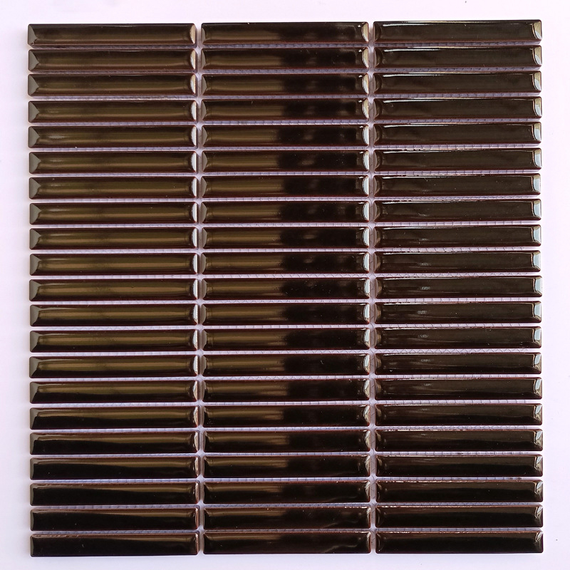 Nordiskā plāna joslu mozaikas flīzes vannas istabas un virtuves sienām; ūdensnecaurlaidīga; ūdens uzsūkšanās 0,3%; gaiša virsma; spēcīga termiskā šoka izturība; spēcīga korozijas izturība