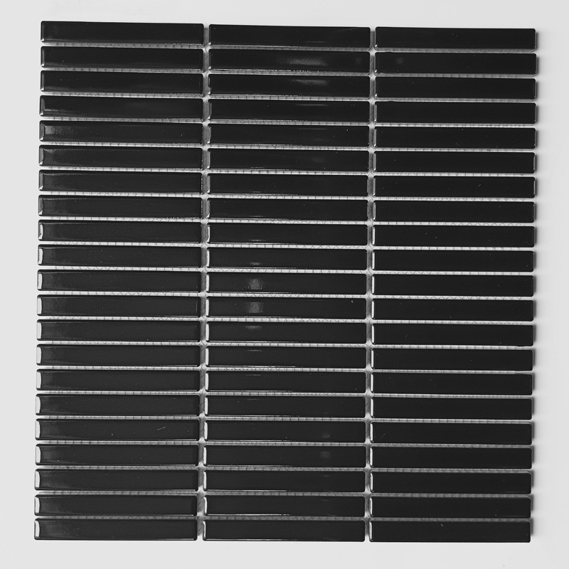 Nordiskā plāna joslu mozaikas flīzes vannas istabas un virtuves sienām; ūdensnecaurlaidīga; ūdens uzsūkšanās 0,3%; gaiša virsma; spēcīga termiskā šoka izturība; spēcīga korozijas izturība