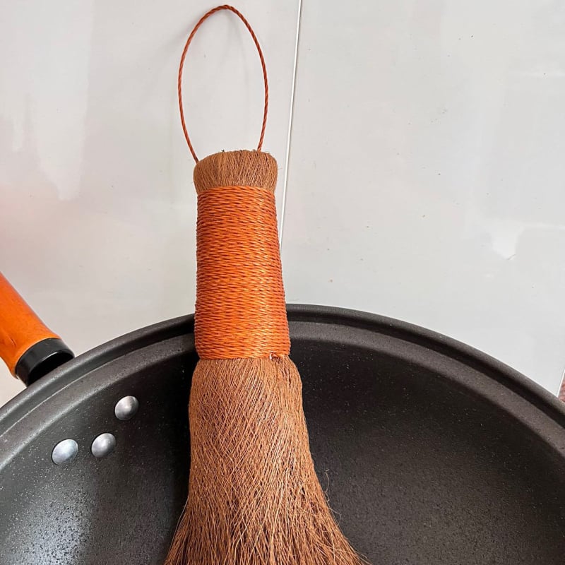 Kokoso palmos indų plovimo šepetėlis neprilimpančioms keptuvėms su vidutinio kietumo šerelėmis