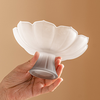 YOGEHOME γυάλινο πιάτο φρούτων με μοτίβο λωτού και υψηλό πόδι, Νέος Κινέζικος Στυλ επιδόρπιο πιάτο, 2024 έκδοση