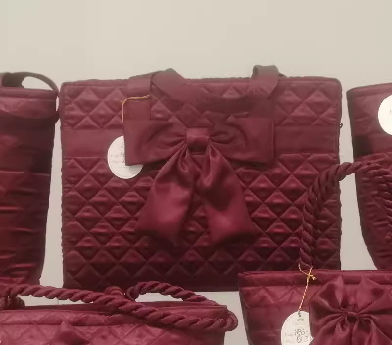Naraya mini kvadratna torbica s mašnicom — unisex stil, dnevna torba