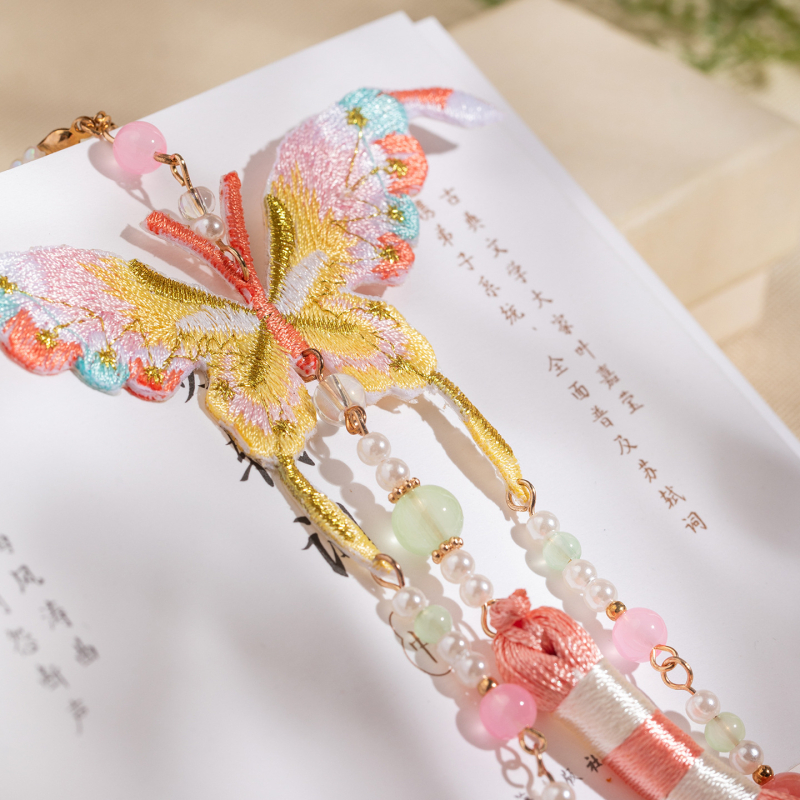 Висулка с бродирана пеперуда - винтидж стил, ръчна изработка, плат, форма пеперуда, произход: Yingtan