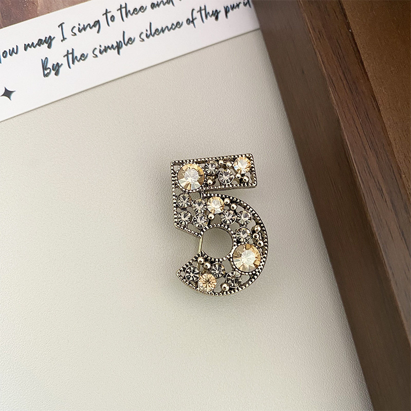 Broșă din cupru cu design digital 5, încrustare micro zircon, stil luxos ușor, placare electroplatină