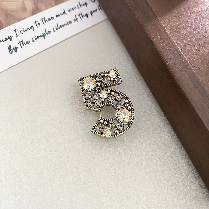 Broșă din cupru cu design digital 5, încrustare micro zircon, stil luxos ușor, placare electroplatină