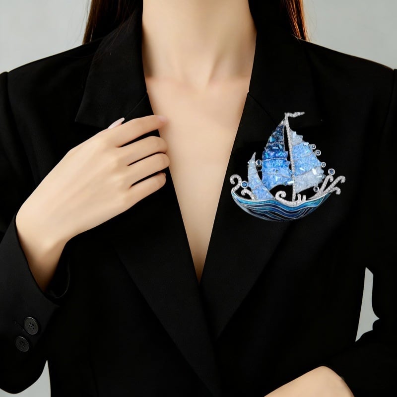 Καρφίτσα με πλοιάριο και κρύσταλλο σε χαλκό, ηλεκτροπλατινωμένη, unisex αξεσουάρ διακόσμησης