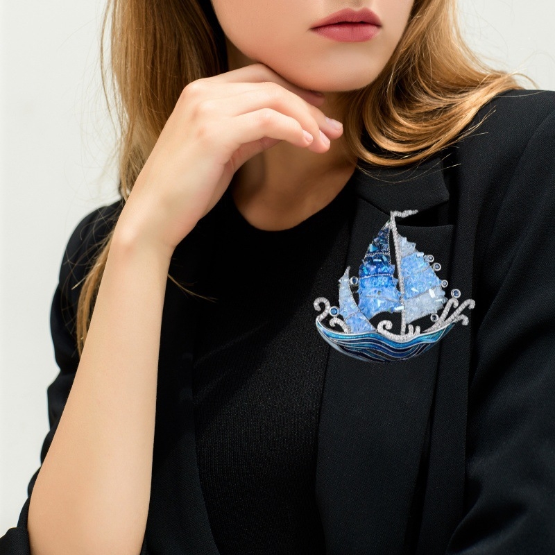 Καρφίτσα με πλοιάριο και κρύσταλλο σε χαλκό, ηλεκτροπλατινωμένη, unisex αξεσουάρ διακόσμησης