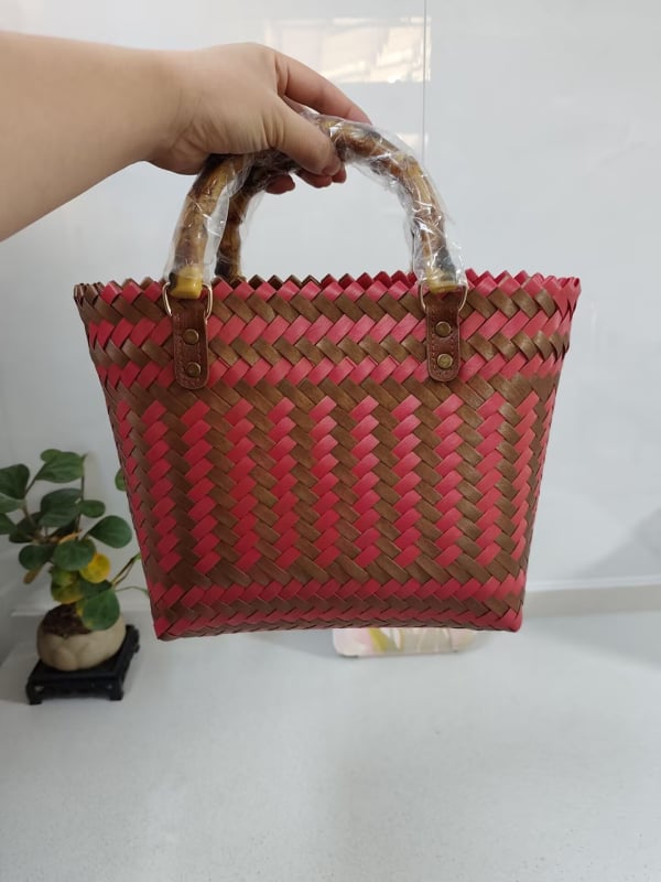 Geantă de damă din PVC, formă ovală, deschidere deschisă, fără căptușeală, fără curea, duritate medie spre moale