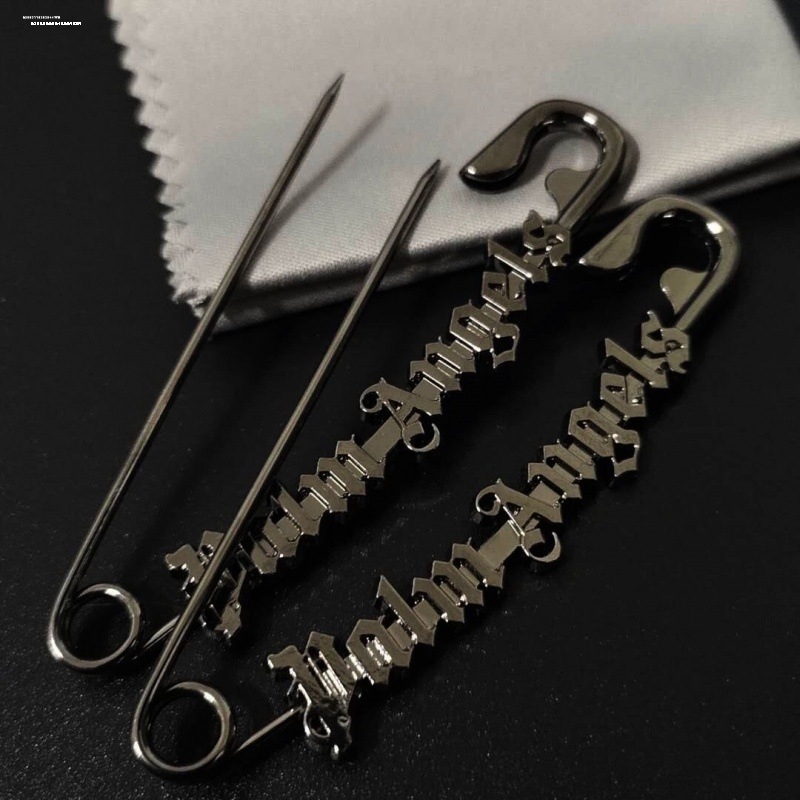 Broșă, în formă de literă, oțel titan, stil coreean, placare electrolitică, anti-expunere