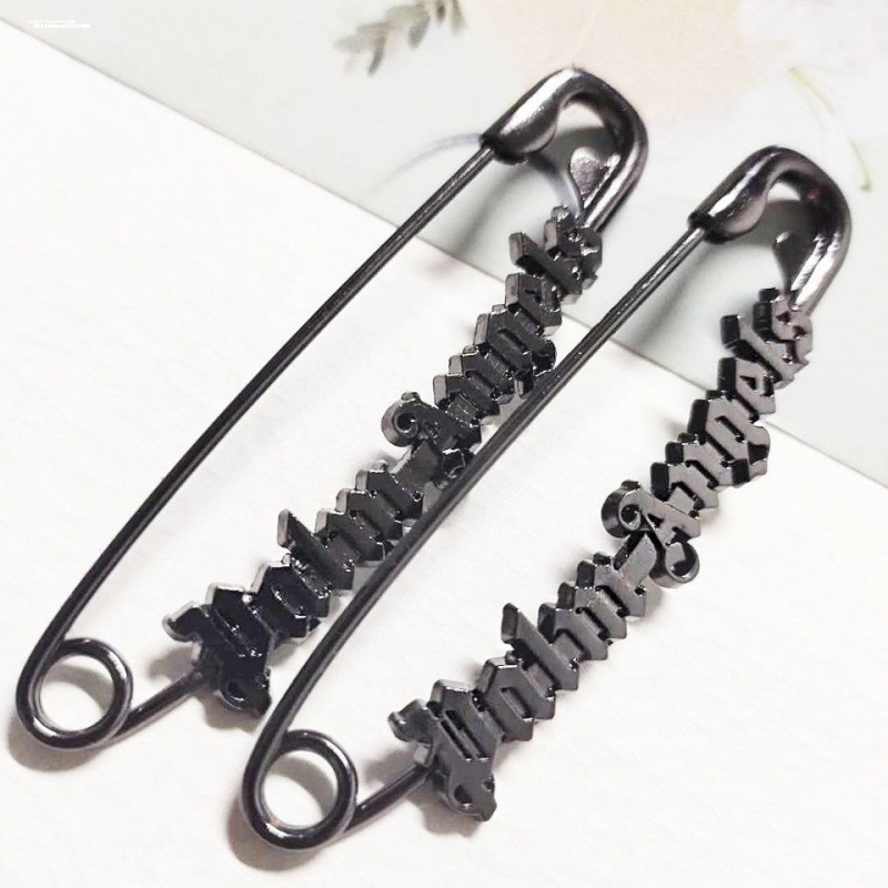 Broșă, în formă de literă, oțel titan, stil coreean, placare electrolitică, anti-expunere