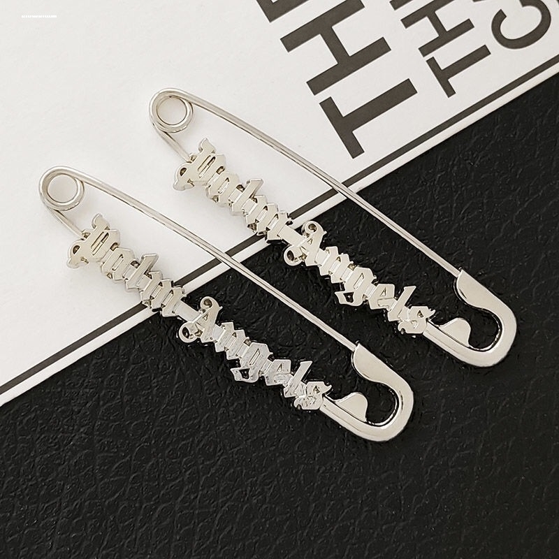 Broșă, în formă de literă, oțel titan, stil coreean, placare electrolitică, anti-expunere