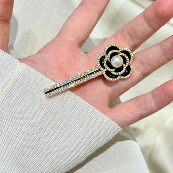 Gyöngyös hajcsat oldalsó frufira, kamélia virág mintázattal, diamánt részletekkel – réz alap, elektroplatingos bevonat, nőies elegáns stílus