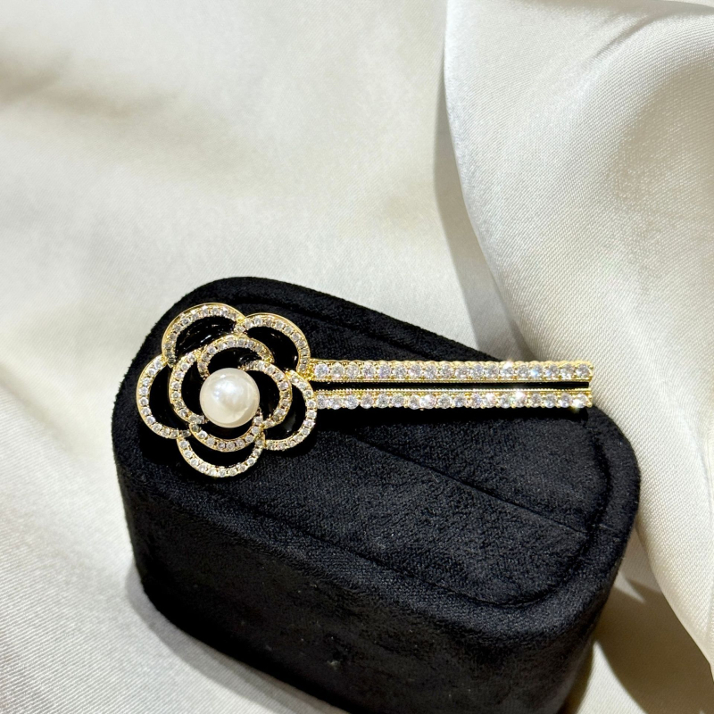 Gyöngyös hajcsat oldalsó frufira, kamélia virág mintázattal, diamánt részletekkel – réz alap, elektroplatingos bevonat, nőies elegáns stílus