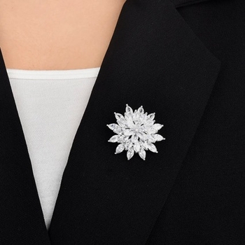 Γυναικεία καρφίτσα-χιονονιφάδα με Ζιρκόν, κράμα ψευδάργύρου με ηλεκτροεπικάλυψη (Υλικό: κράμα ψευδάργύρου; Διαδικασία: ηλεκτροεπικάλυψη; Σχήμα: χιονονιφάδα; Λειτουργίες: διακόσμηση, δώρο, στερέωση)