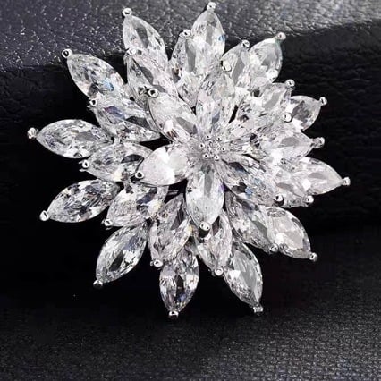 Γυναικεία καρφίτσα-χιονονιφάδα με Ζιρκόν, κράμα ψευδάργύρου με ηλεκτροεπικάλυψη (Υλικό: κράμα ψευδάργύρου; Διαδικασία: ηλεκτροεπικάλυψη; Σχήμα: χιονονιφάδα; Λειτουργίες: διακόσμηση, δώρο, στερέωση)