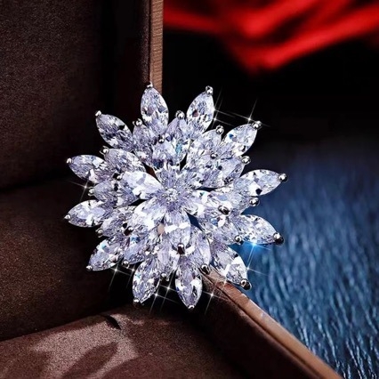 Γυναικεία καρφίτσα-χιονονιφάδα με Ζιρκόν, κράμα ψευδάργύρου με ηλεκτροεπικάλυψη (Υλικό: κράμα ψευδάργύρου; Διαδικασία: ηλεκτροεπικάλυψη; Σχήμα: χιονονιφάδα; Λειτουργίες: διακόσμηση, δώρο, στερέωση)