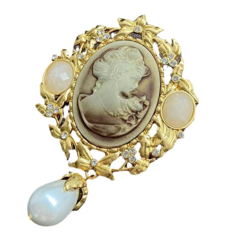 Μεταλλική καρφίτσα με διάτρητο σχέδιο, σε κλασικό στιλ, γεωμετρικό μοτίβο και διαμαντοκοσμητική λεπτομέρεια