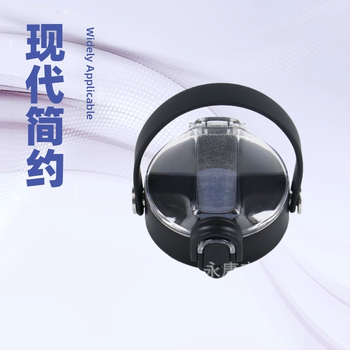 Caurspīdīga pudele ar pūšļotā aizsardzības vāciņu, izvirzīts rokturis ar skrūvi, vāciņš tiešai dzeršanai un silikona uzgaļa — Materiāls: Plastmasa; Logotipa druka: Iespējama; Personalizācija: Jā; Kvalitāte: Premium; Stils: Mūsdienīgs minimālisms