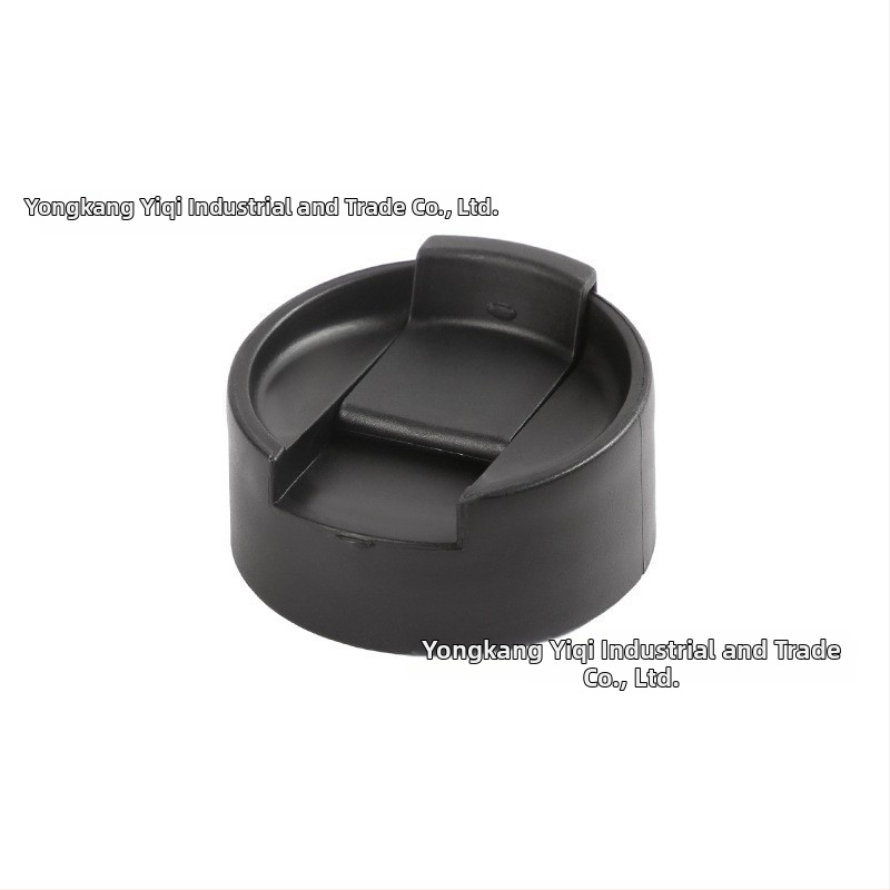 Caurspīdīga pudele ar pūšļotā aizsardzības vāciņu, izvirzīts rokturis ar skrūvi, vāciņš tiešai dzeršanai un silikona uzgaļa — Materiāls: Plastmasa; Logotipa druka: Iespējama; Personalizācija: Jā; Kvalitāte: Premium; Stils: Mūsdienīgs minimālisms