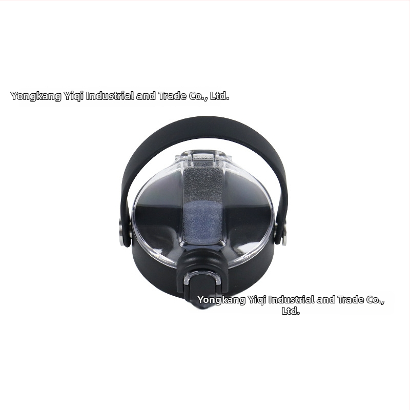 Caurspīdīga pudele ar pūšļotā aizsardzības vāciņu, izvirzīts rokturis ar skrūvi, vāciņš tiešai dzeršanai un silikona uzgaļa — Materiāls: Plastmasa; Logotipa druka: Iespējama; Personalizācija: Jā; Kvalitāte: Premium; Stils: Mūsdienīgs minimālisms