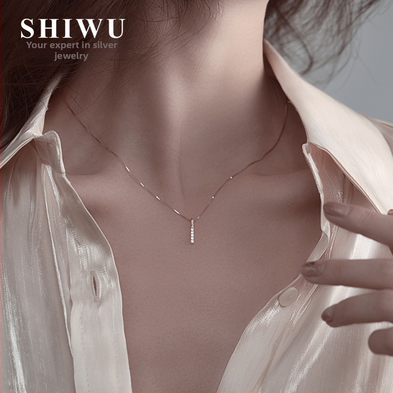 Geometriska garā kakla ķēde ar piekari, pārklāta ar zeltu, minimālistisks un elegants, vieglā luksusa stils