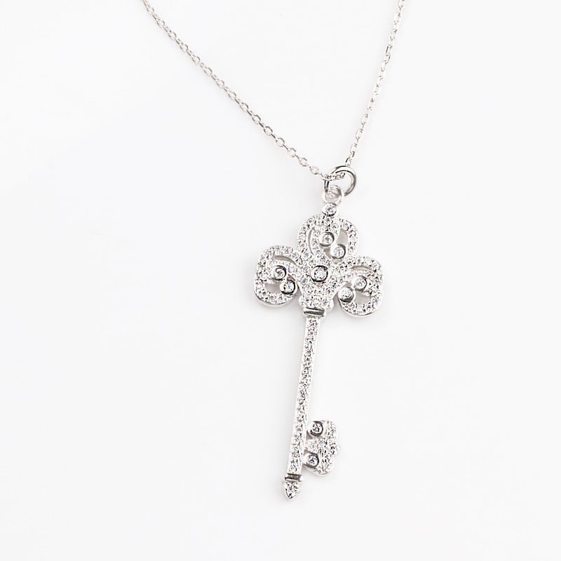 Női kulcskialakítású medál – fehér rézötvözet, gyémántos felület, testreszabható