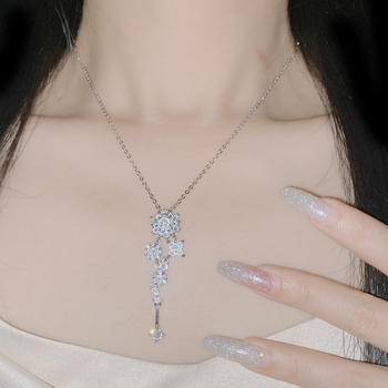 Réz virágmintás medál, könnyed luxus stílus, városi divat (Réz; Virágminta; Könnyű luxus)