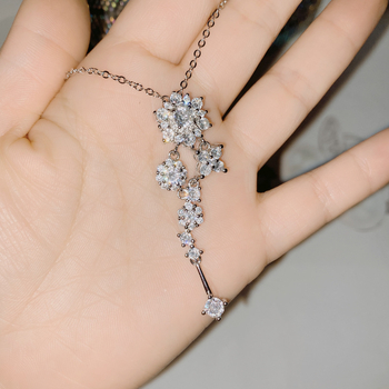 Réz virágmintás medál, könnyed luxus stílus, városi divat (Réz; Virágminta; Könnyű luxus)