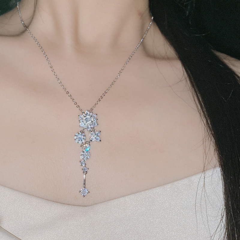 Réz virágmintás medál, könnyed luxus stílus, városi divat (Réz; Virágminta; Könnyű luxus)