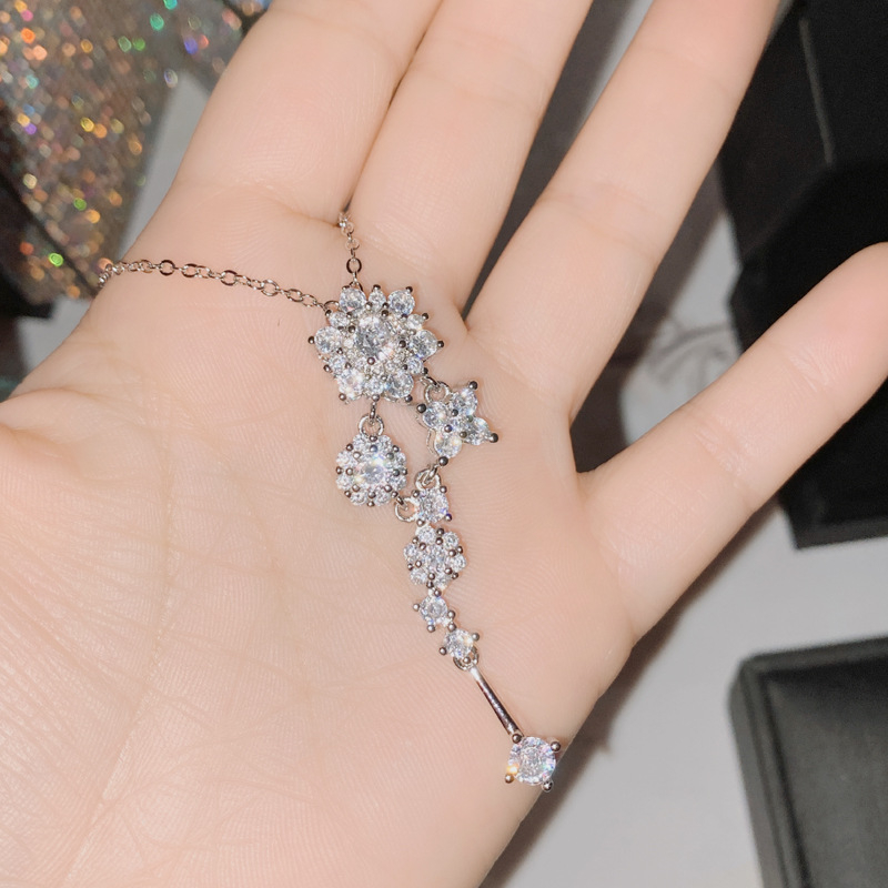 Réz virágmintás medál, könnyed luxus stílus, városi divat (Réz; Virágminta; Könnyű luxus)