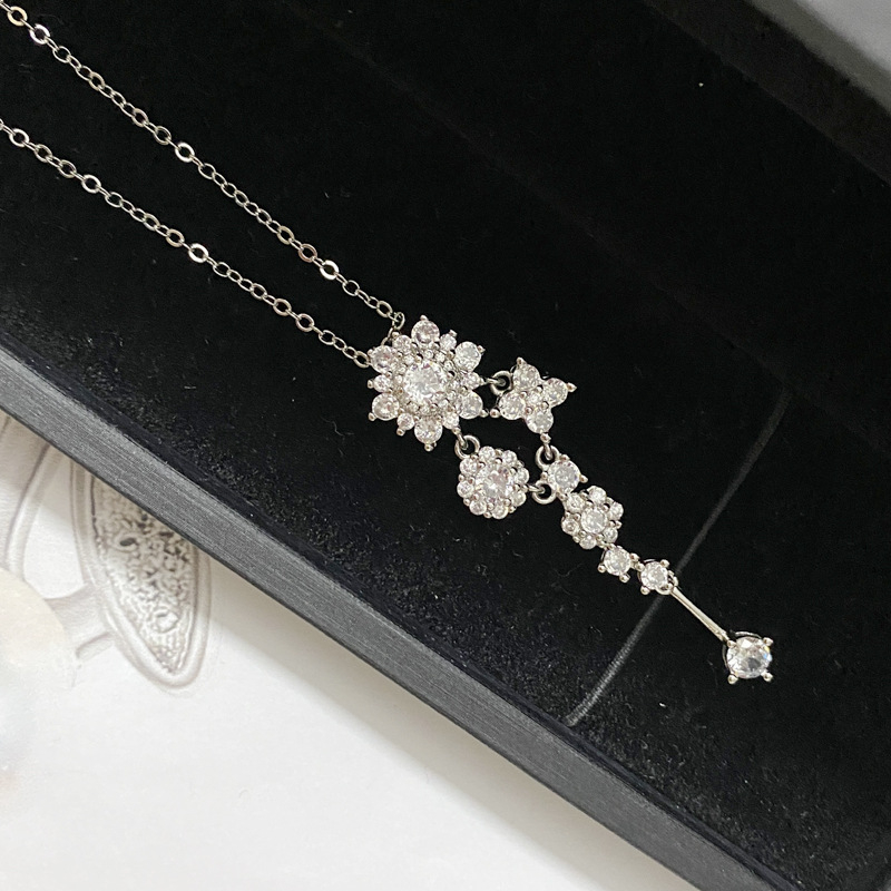 Réz virágmintás medál, könnyed luxus stílus, városi divat (Réz; Virágminta; Könnyű luxus)