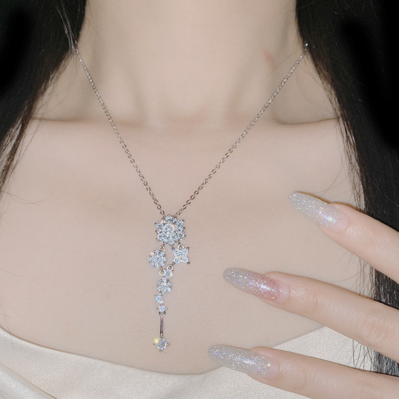 Réz virágmintás medál, könnyed luxus stílus, városi divat (Réz; Virágminta; Könnyű luxus)