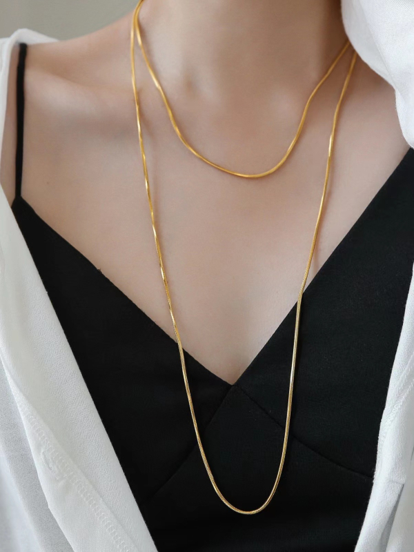 Réz nyaklánc elektroplatott bevonattal, kígyócsont lánc, U-formájú geometria, nőknek