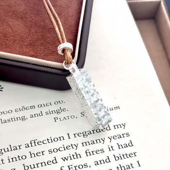 Geometriai formájú réz medálos nyaklánc, fonott lánccal, hossz 41–50 cm, elektroplatírozott bevonat, Old Money stílus