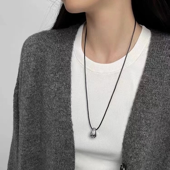 Vízláb alakú sárgaréz medálos nyaklánc viaszos sodrony lánccal, minimalist geometriai stílus, 51–60 cm, ősz 2024