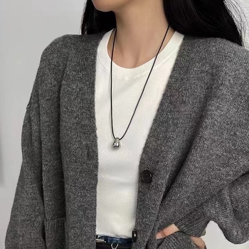 Vízláb alakú sárgaréz medálos nyaklánc viaszos sodrony lánccal, minimalist geometriai stílus, 51–60 cm, ősz 2024