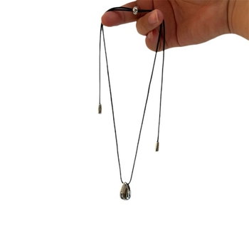 Vízláb alakú sárgaréz medálos nyaklánc viaszos sodrony lánccal, minimalist geometriai stílus, 51–60 cm, ősz 2024