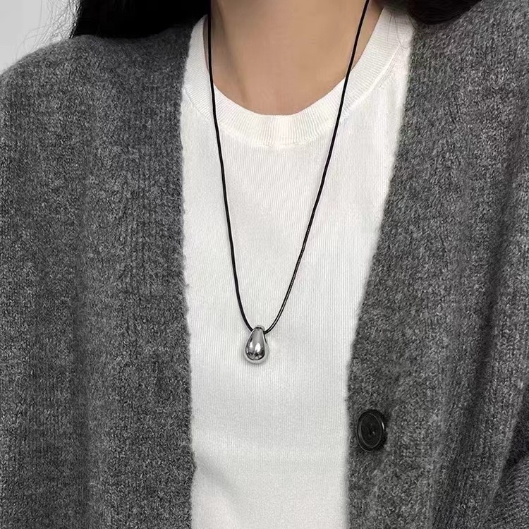 Vízláb alakú sárgaréz medálos nyaklánc viaszos sodrony lánccal, minimalist geometriai stílus, 51–60 cm, ősz 2024