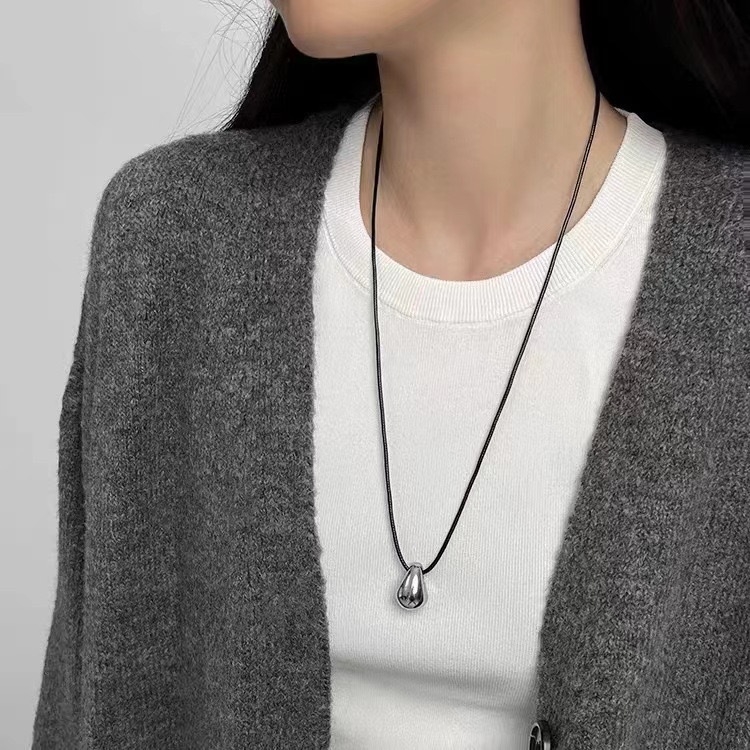 Vízláb alakú sárgaréz medálos nyaklánc viaszos sodrony lánccal, minimalist geometriai stílus, 51–60 cm, ősz 2024