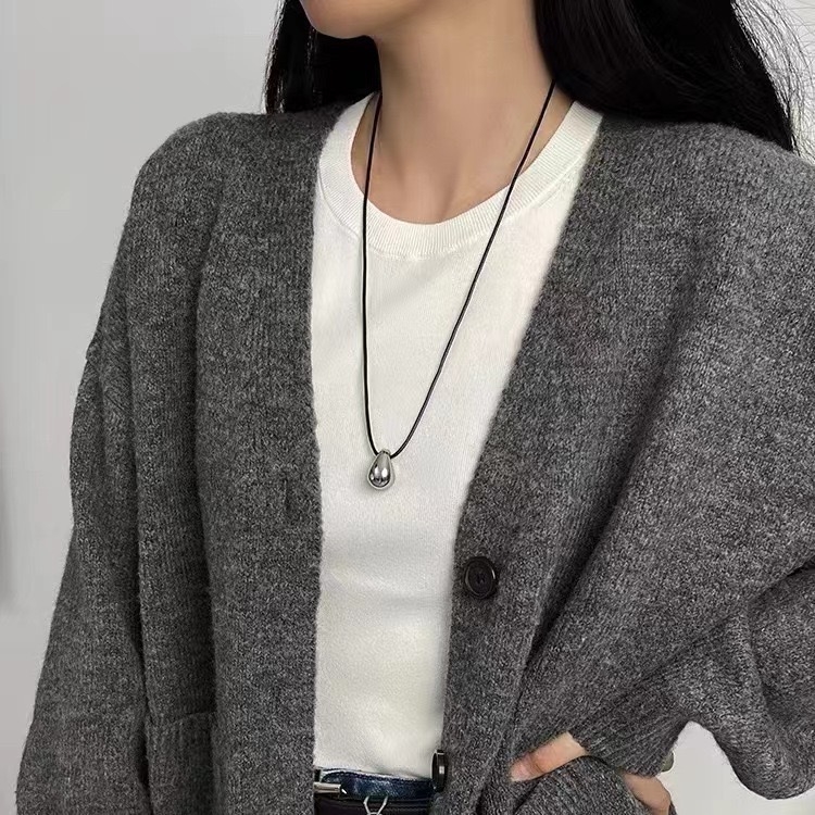 Vízláb alakú sárgaréz medálos nyaklánc viaszos sodrony lánccal, minimalist geometriai stílus, 51–60 cm, ősz 2024