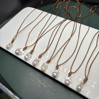 Κολιέ με μαργαριτάρια γλυκού νερού μπαρόκ, δερμάτινο κορδόνι, ρυθμιζόμενο, με μενταγιόν σε σχήμα ουράς ψαριού